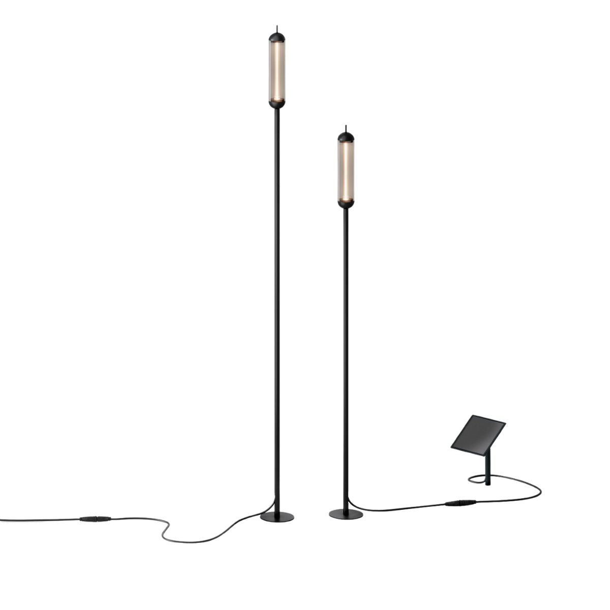 IP44.de reed solar black: Solar-LED-Erdspießleuchte, rauchfarbenes Glas, 125 cm hoch, warmweiss (2700 K), IP65, autark, für stimmungsvolle Gartenbeleuchtung.